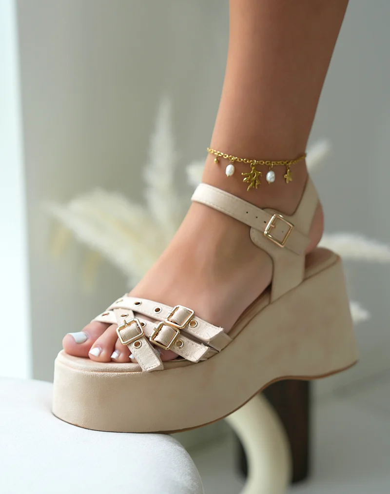 Sandales plateforme femme beige tendance avec lanières cloutées