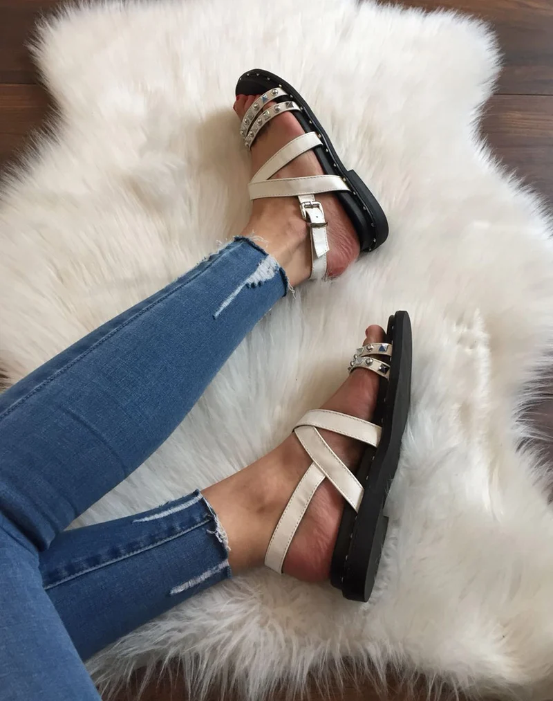 Nu pieds à brides cloutés blanches