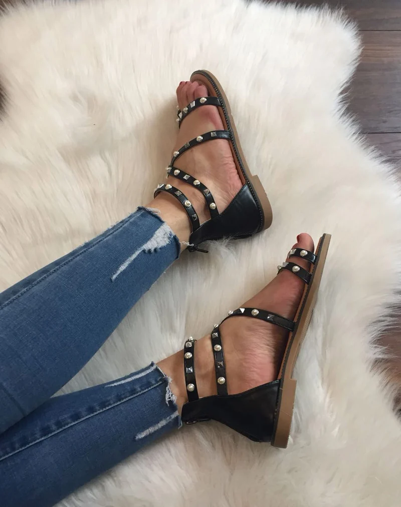 Nu-pieds noirs cloutés et perlés