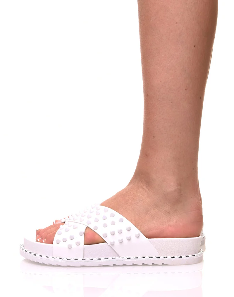 Sandales blanches à clous croisés