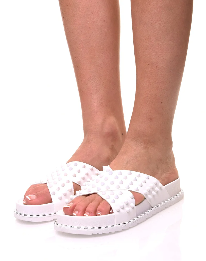 Sandales blanches à clous croisés