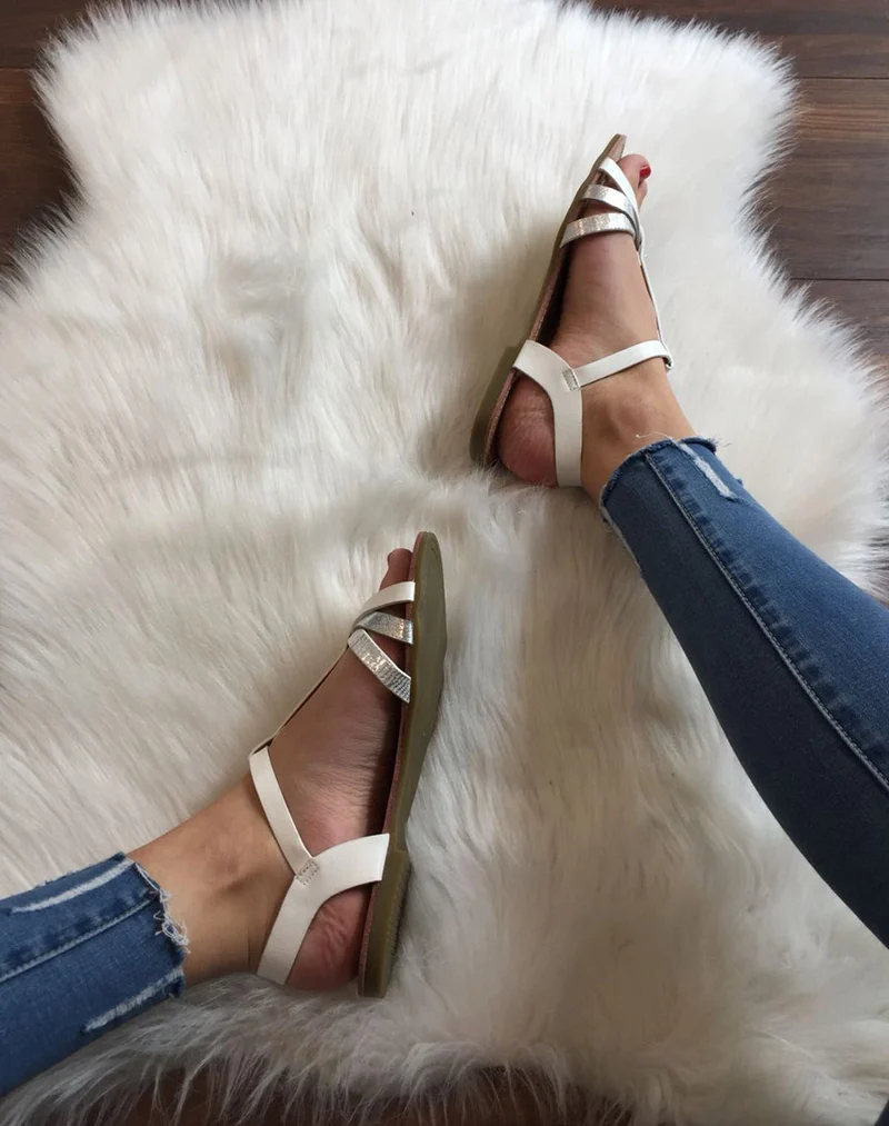 Nu-pieds multi brides accrochés blanches