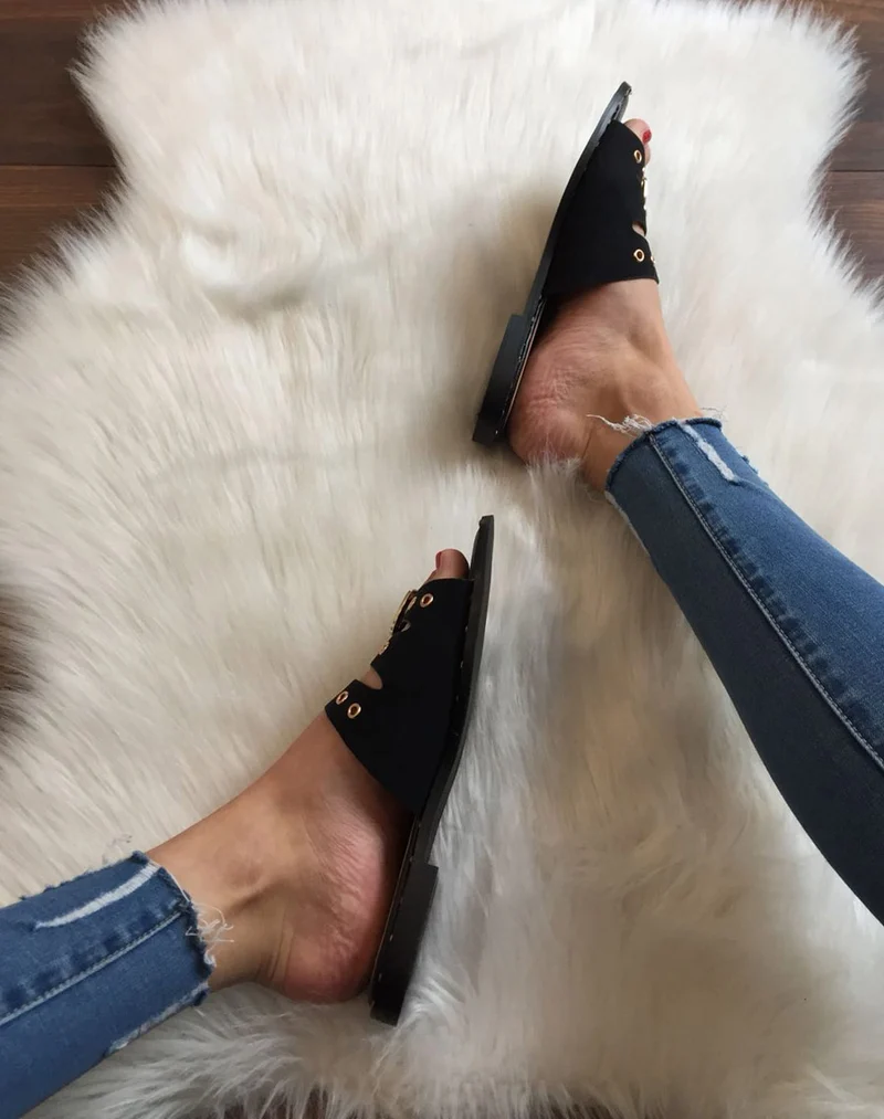 Mules noires avec boucles dorées