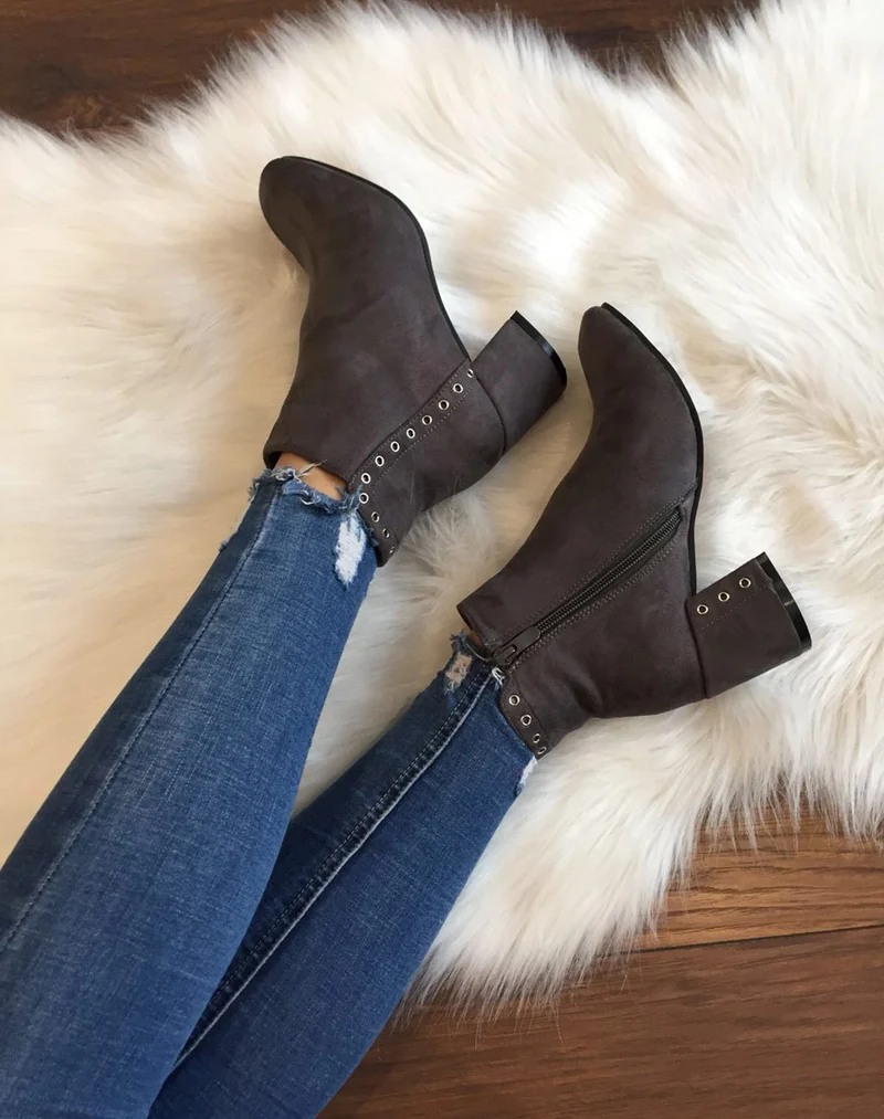Bottines grises en suédine ornées d'oeillets