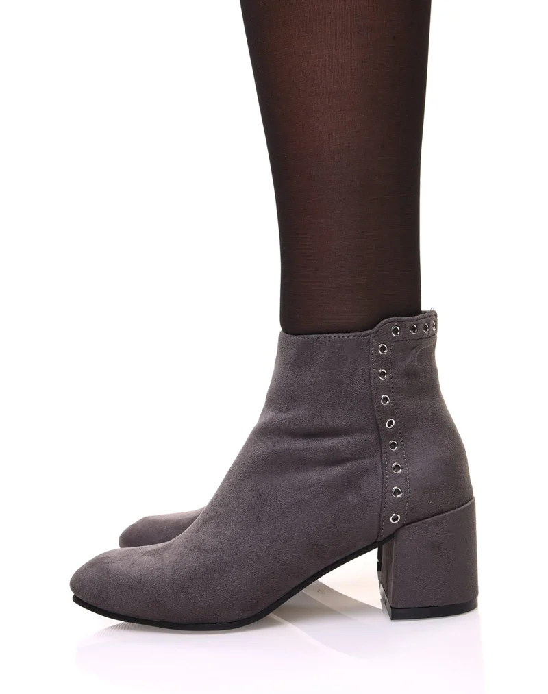Bottines grises en suédine ornées d'oeillets