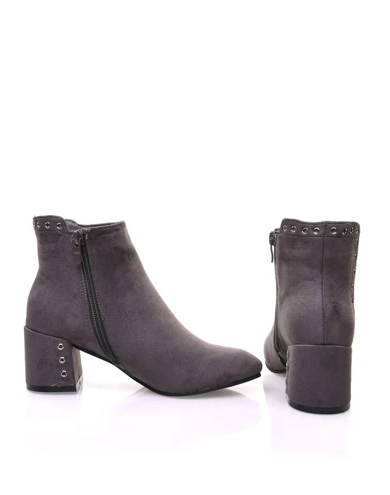 Bottines grises en suédine ornées d'oeillets