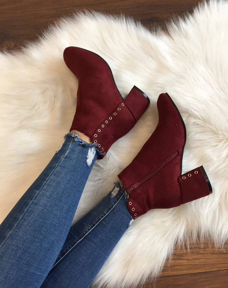 Bottines bordeaux en suédine ornées d'oeillets