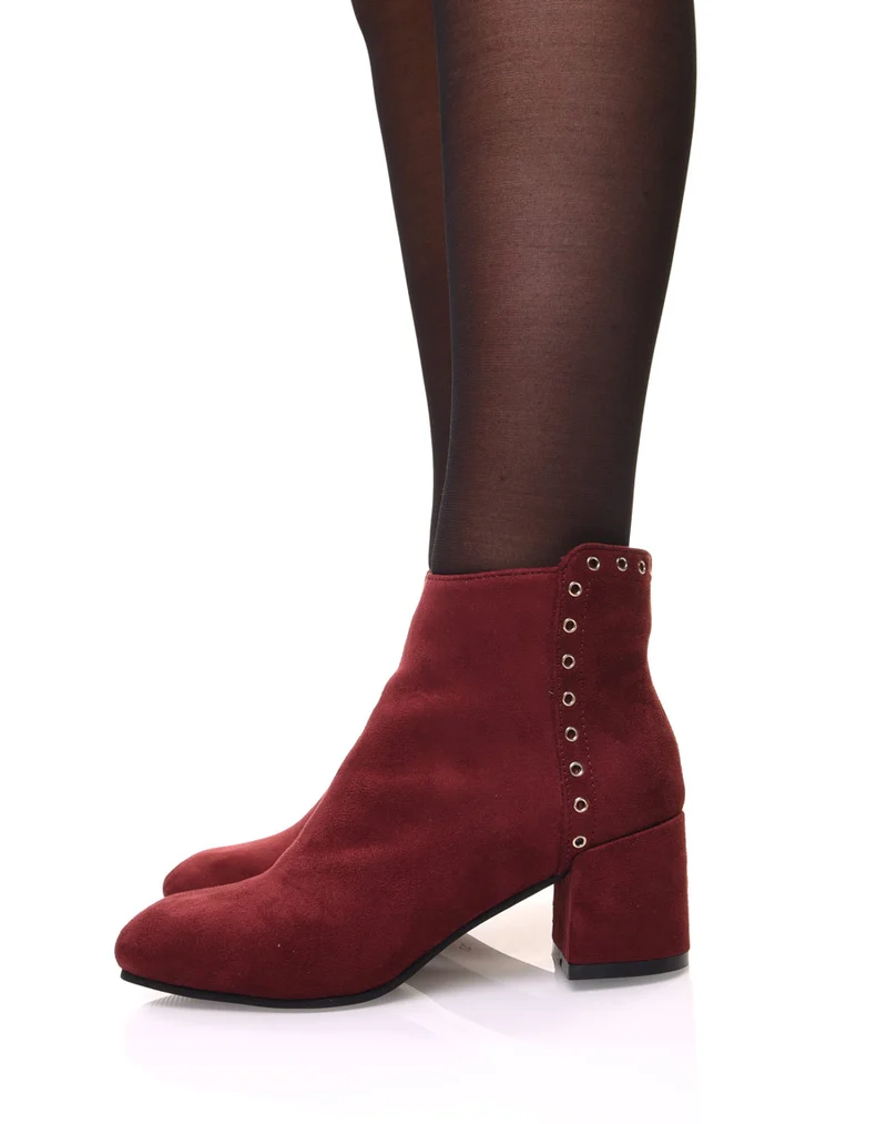 Bottines bordeaux en suédine ornées d'oeillets