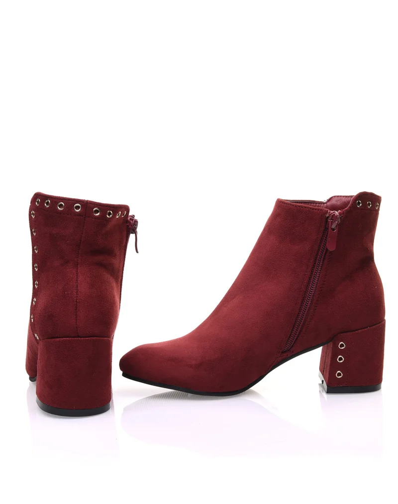 Bottines bordeaux en suédine ornées d'oeillets