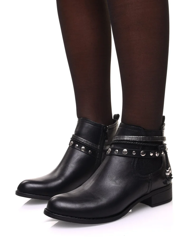 Bottines plates noires avec différentes lanières
