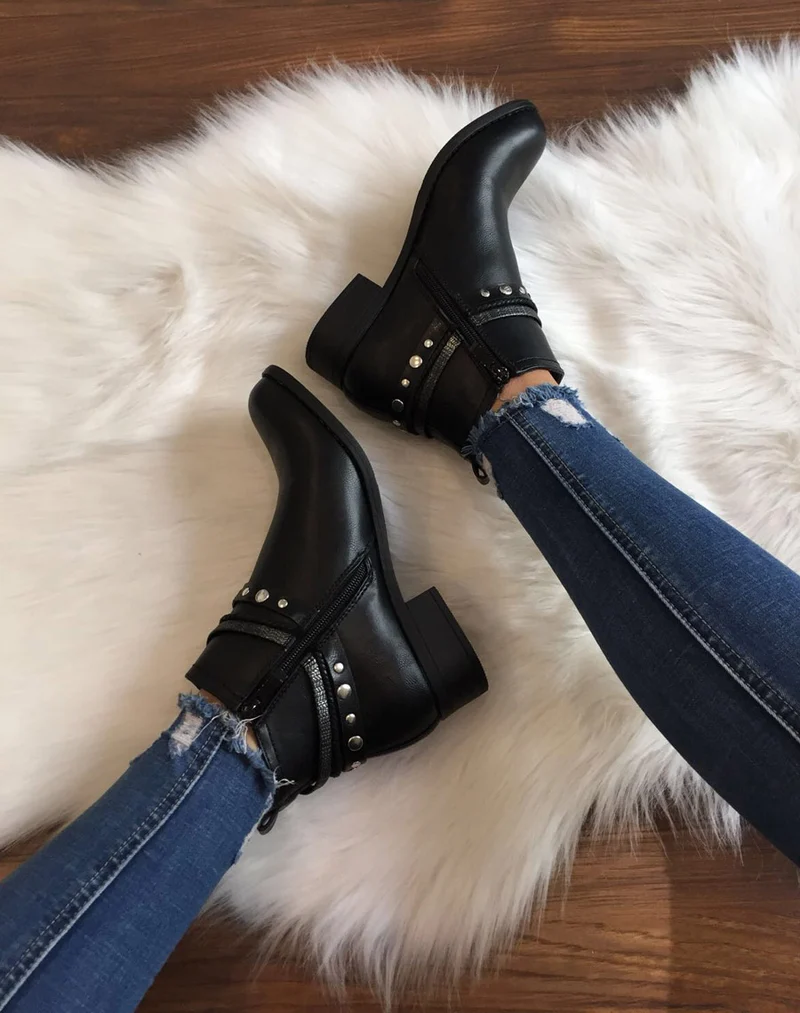Bottines plates noires avec différentes lanières