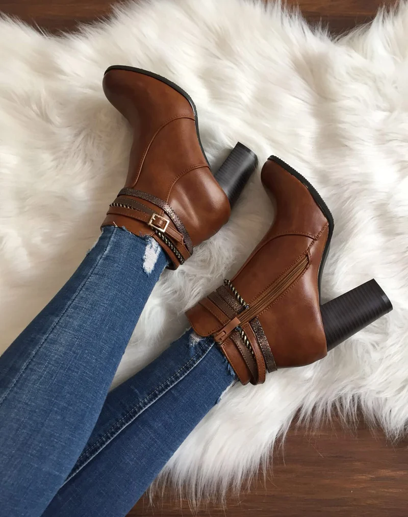 Bottines camel à talons hauts et brides décoratives