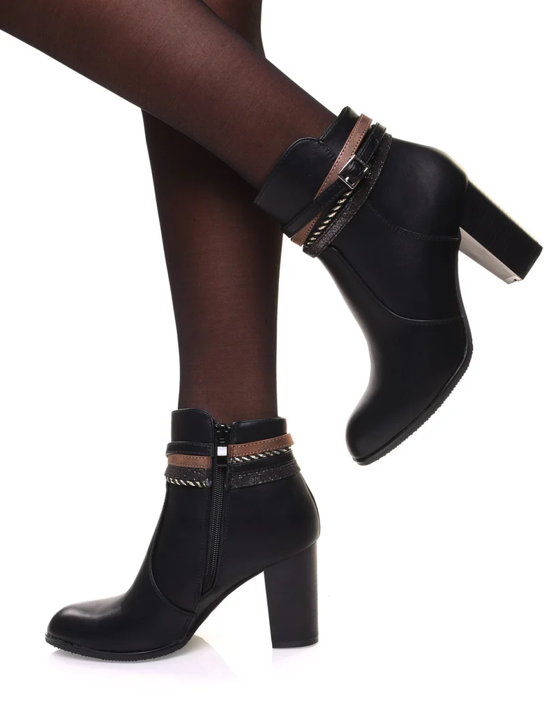 Bottines noires à talons hauts et brides décoratives
