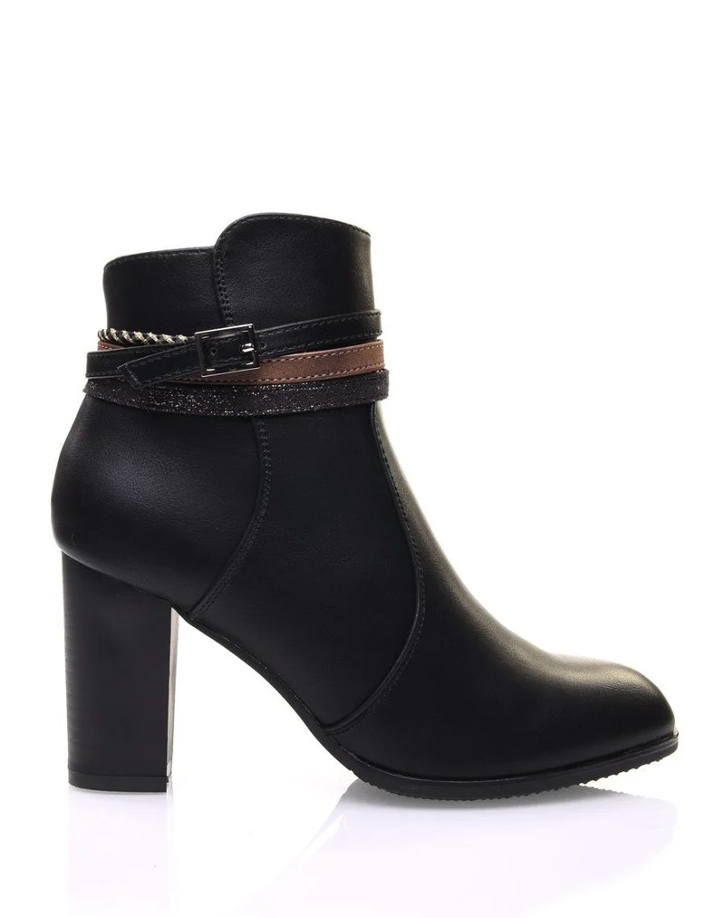 Bottines noires à talons hauts et brides décoratives