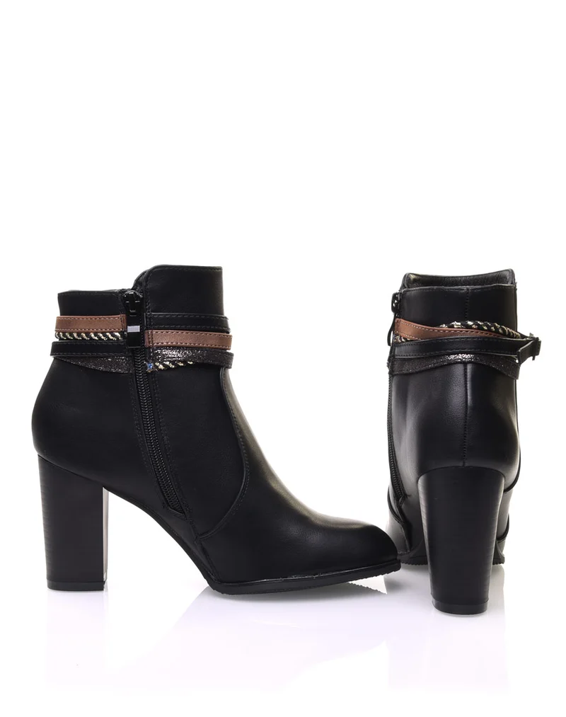Bottines noires à talons hauts et brides décoratives