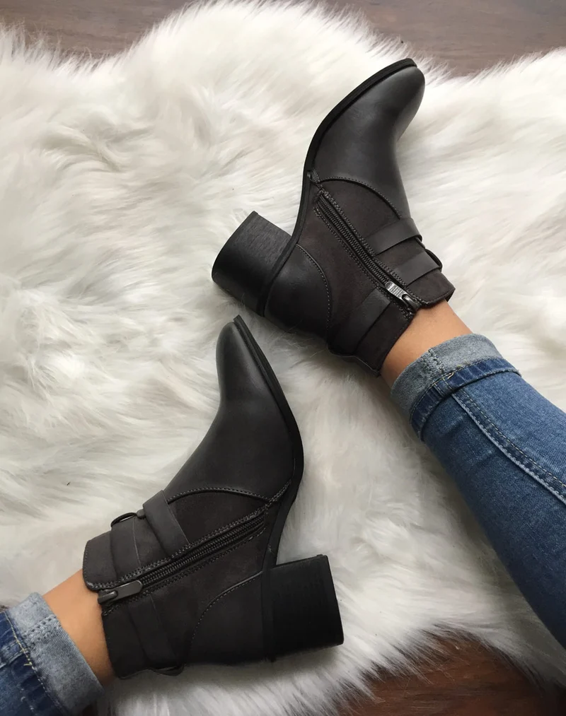 Bottines ajourées grises à talon moyen
