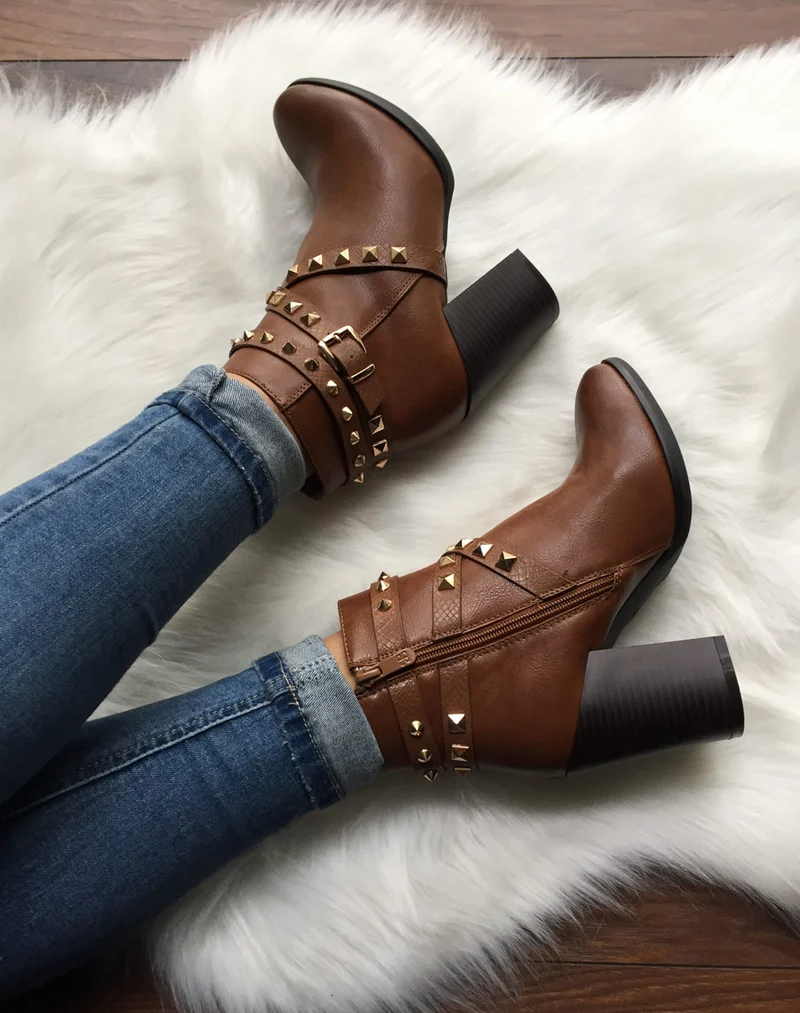 Bottines camel à talons et clous pyramidaux