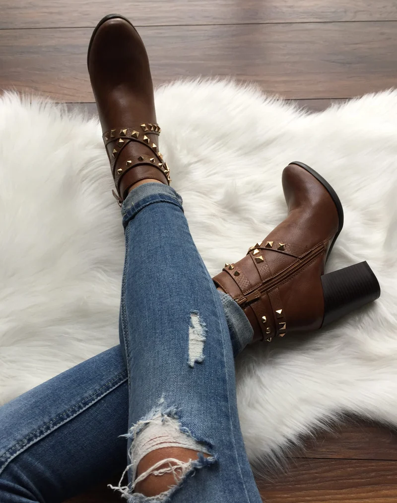 Bottines camel à talons et clous pyramidaux