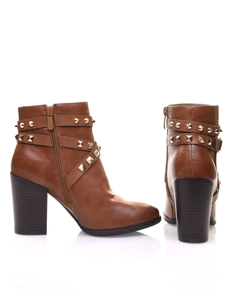 Bottines camel à talons et clous pyramidaux