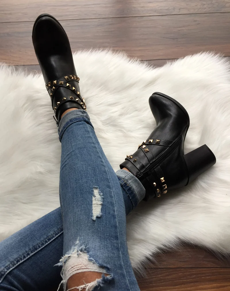 Bottines noires à talons et clous pyramidaux