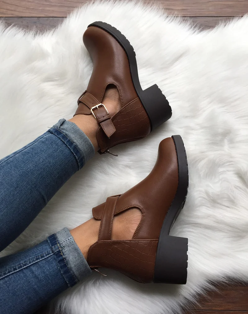 Bottines camel ajourées à petit talon et boucle