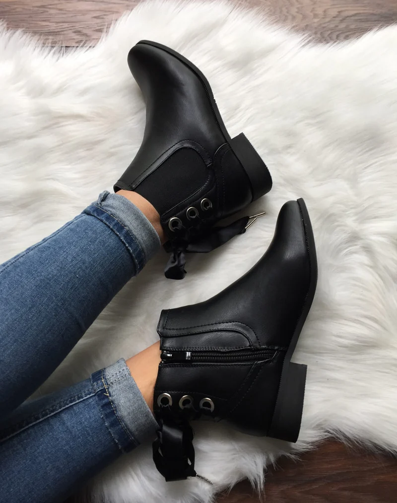 Chelsea boots noires à oeillets et noeud