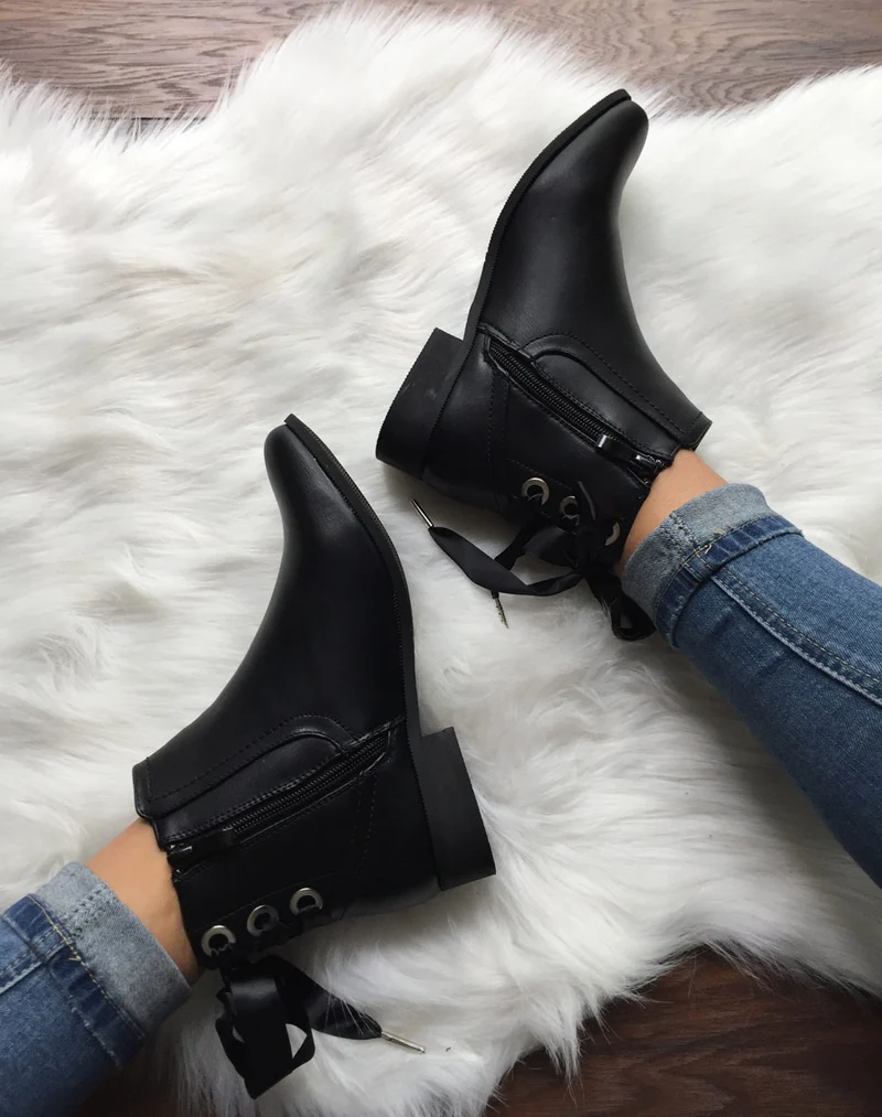 Chelsea boots noires à oeillets et noeud