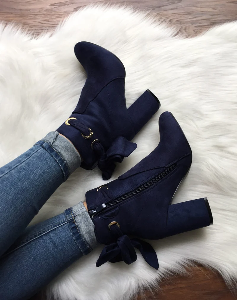 Bottines bleues à noeud et oeillets dorés