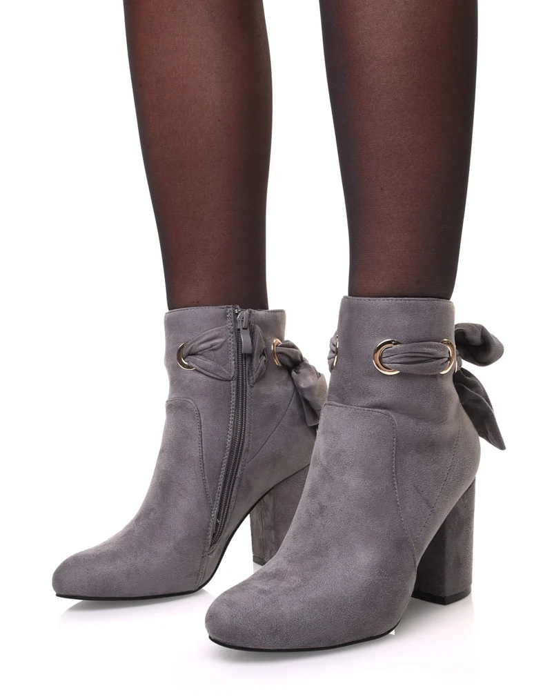 Bottines grises à noeud et oeillets dorés