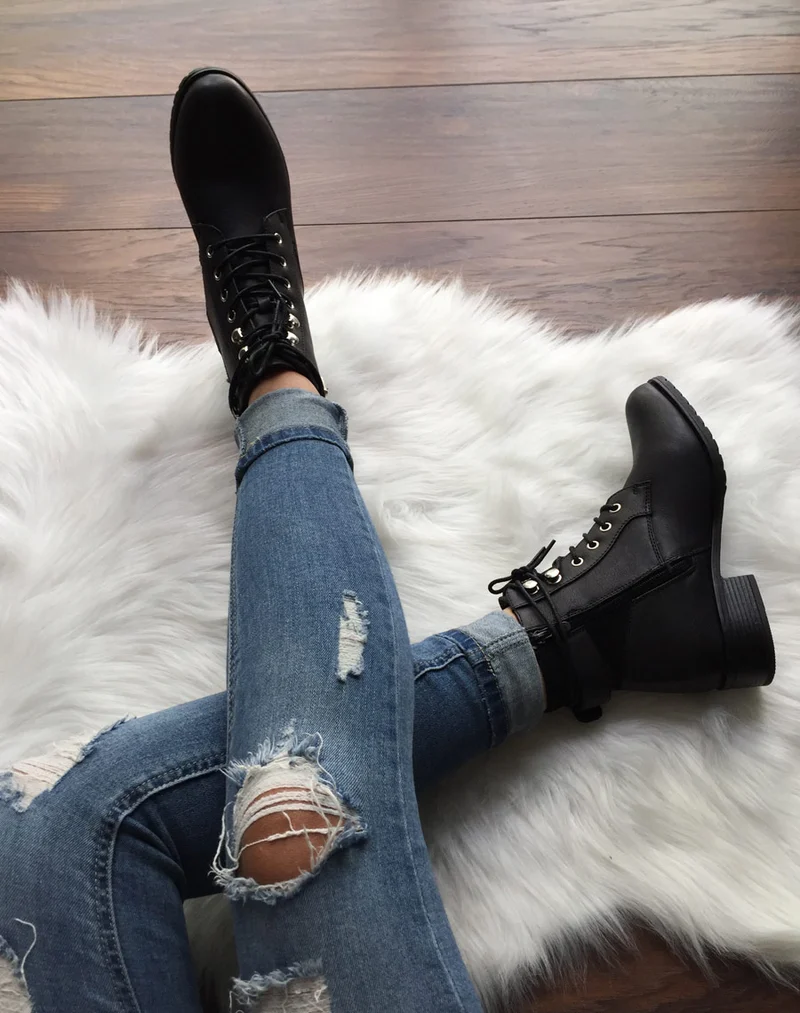 Bottines noires à oeillets