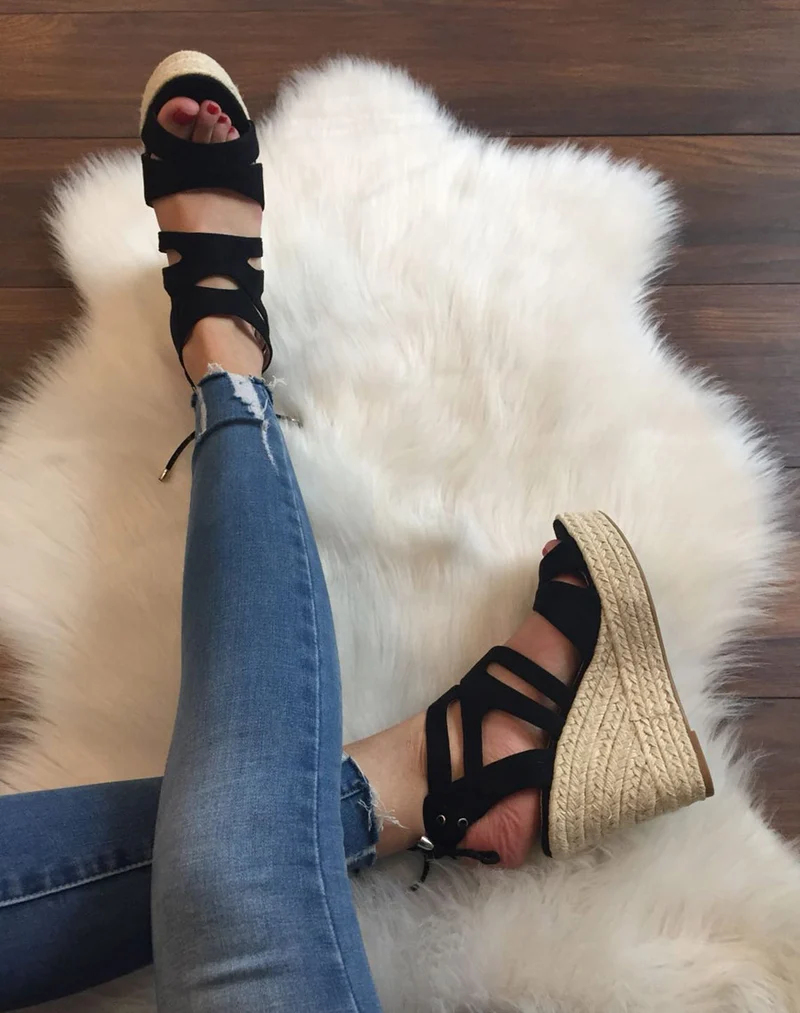 Sandales en suédine noires à talons compensés