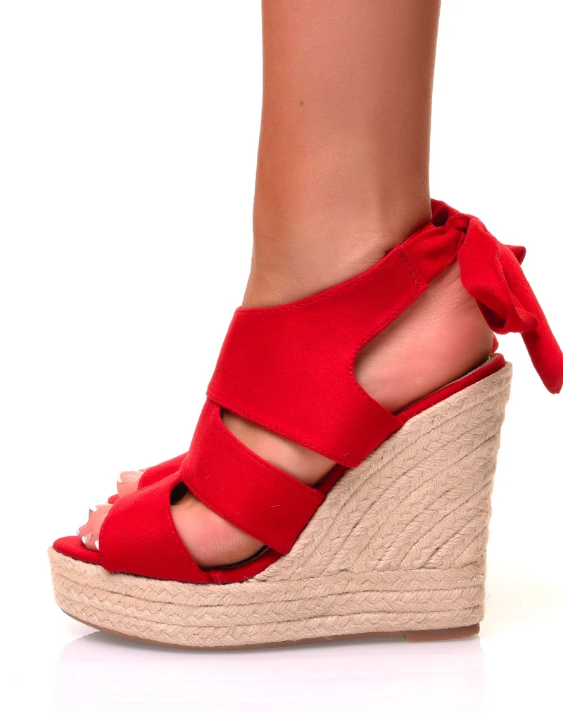 Sandales en suédine rouge à talons compensés