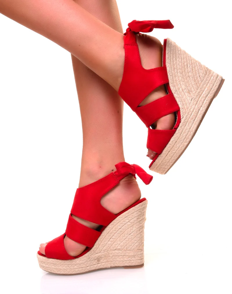 Sandales en suédine rouge à talons compensés
